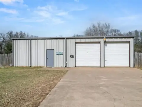 Spacious Commercial Building in Gilmer