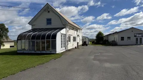 Flex Space with Outbuildings