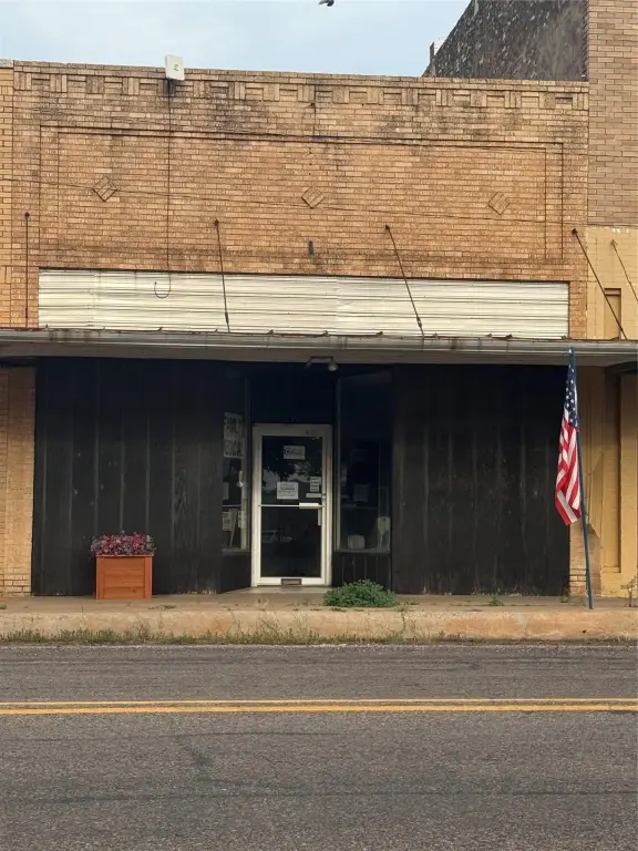 317 S Main St, Quanah, TX 79252