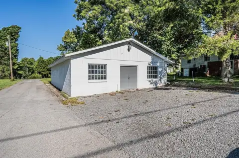 Updated Retail Building Near Parkway