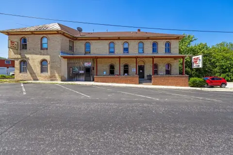 Historic Palmyra Building with Apartments