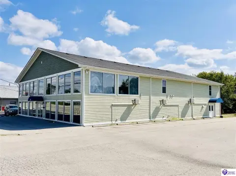 Leitchfield Commercial Property with Parking