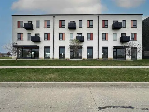 Mixed-Use Property with Flexible Suites