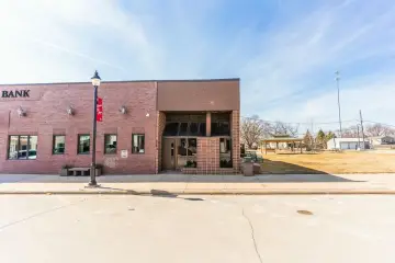 Updated Commercial Building in Tabor