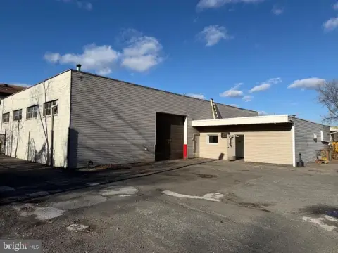 Warehouse/Garage Building For Sale