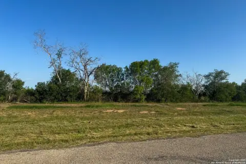 Expansive Land in Devine, TX