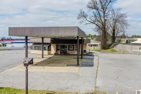 Eddyville Commercial Property with Canopy