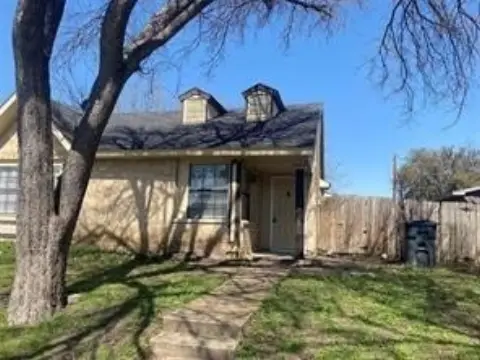 Arlington Duplex with Fenced Yard