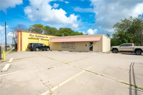 Corpus Christi Retail/Warehouse Building