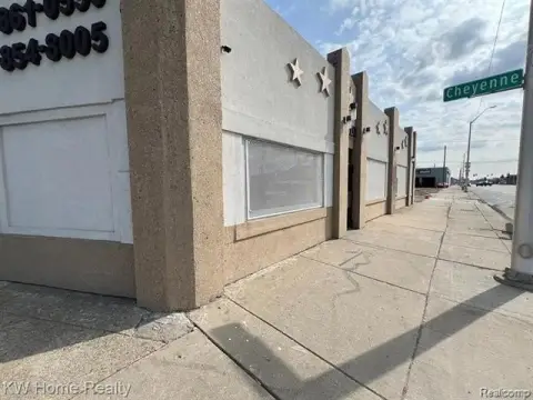 Detroit Commercial Building with Lots