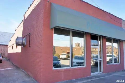 Metropolis Commercial Property For Sale