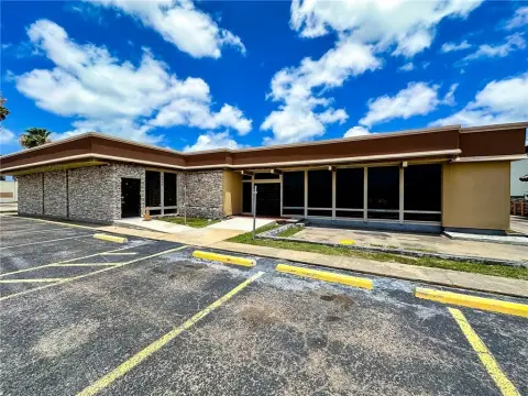 Versatile Commercial Building on Weber