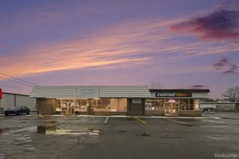 Retail Strip Center in Mason