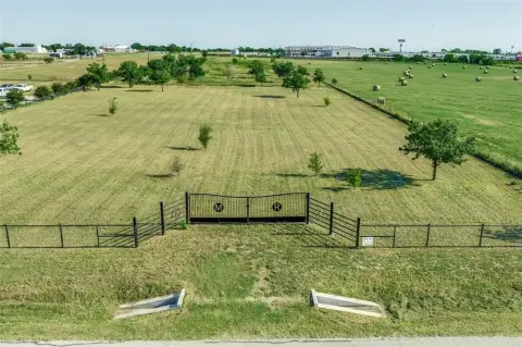 Sanger Land: Versatile 5 Acres