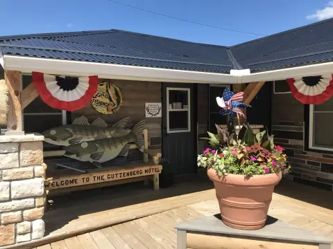 Guttenberg, IA Renovated Commercial Property