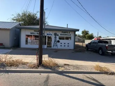 Storefront with Secured Yard
