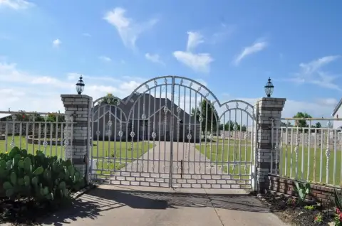 Waxahachie Farmhouse with Two Shops