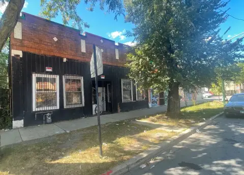 Retail Building in Humboldt Park