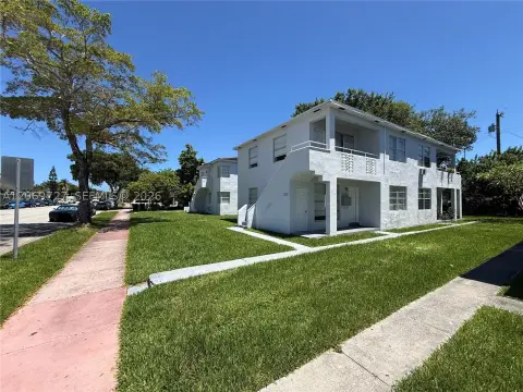Eight-Unit Quadplex Assemblage