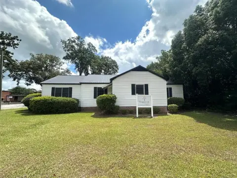 Adel Commercial Building For Sale