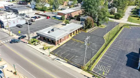 High-Traffic Commercial Building in Alton