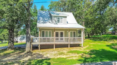 Remodeled Cottage Overlooking Kentucky Lake