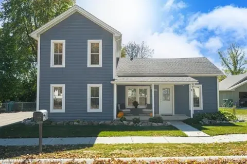 Updated Farmhouse Near Downtown Armada