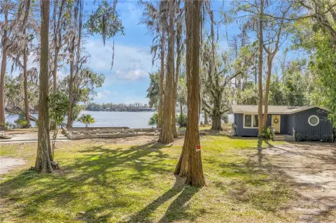 Lakefront Property with Cottage in Tampa