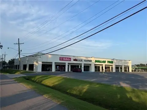 Versatile Commercial Suite in Luling