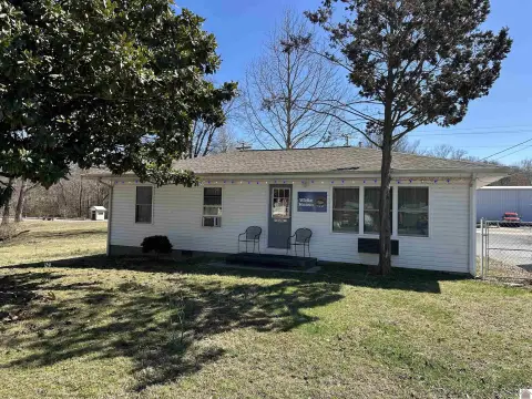 Prime Location in Grand Rivers