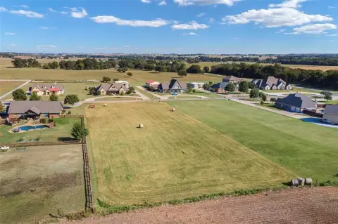 Residential Land in Lindsay, Texas