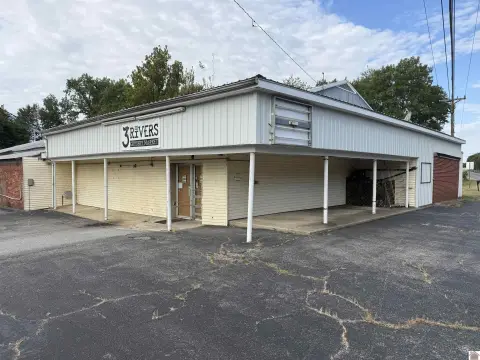 Former Grocery Store in Kevil