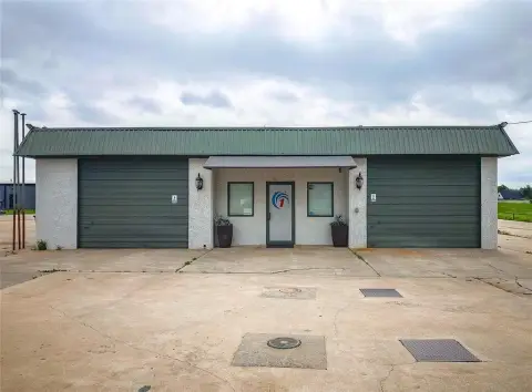 Commercial Building in Prime Location