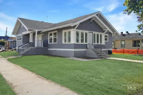 Remodeled Triplex in Prime Location