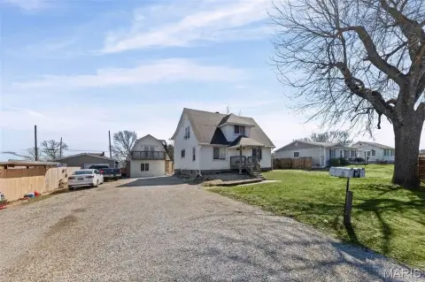 Turnkey Income Property in Bethalto