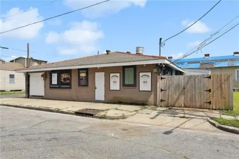 Uptown New Orleans Bar and Lot