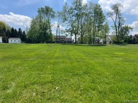 Residential Land in Commerce Township