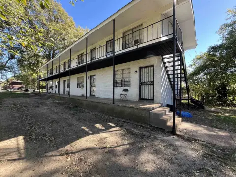 Memphis Garden Apartment Building