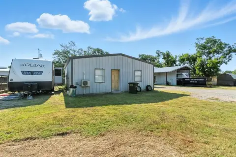 Lipan, TX Shop with Apartment