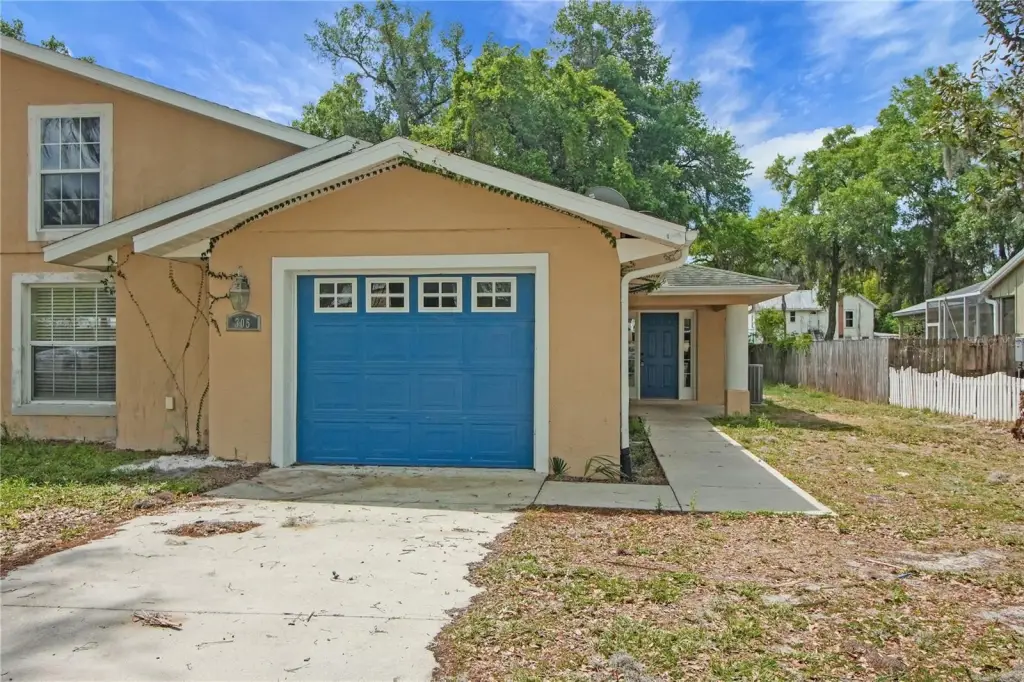 305 W Fountain St, Fruitland Park, FL 34731