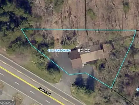Storefront Building with Kennel Room