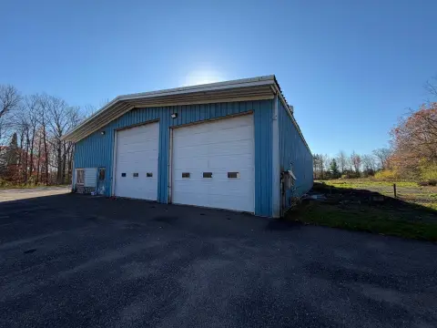 Warehouse with Multiple Overhead Doors