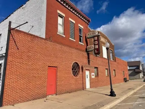 Beardstown Commercial Building on River