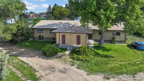 Spacious Duplex: Investment Opportunity