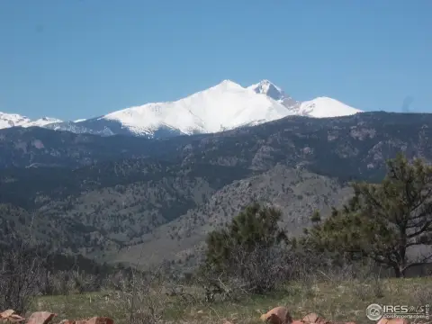 Lyons Land with Mountain Views
