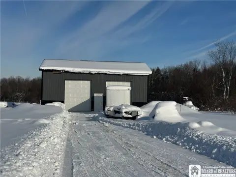 Pole Building on 3.9 Acres