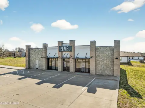 Versatile Commercial Space Near I-49