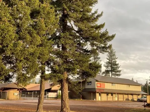 Retail Building with Storage