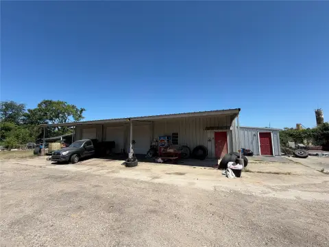 Mixed-Use Storage and Workshop Property
