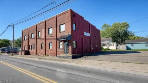 Adaptable Commercial Building on Woodlawn